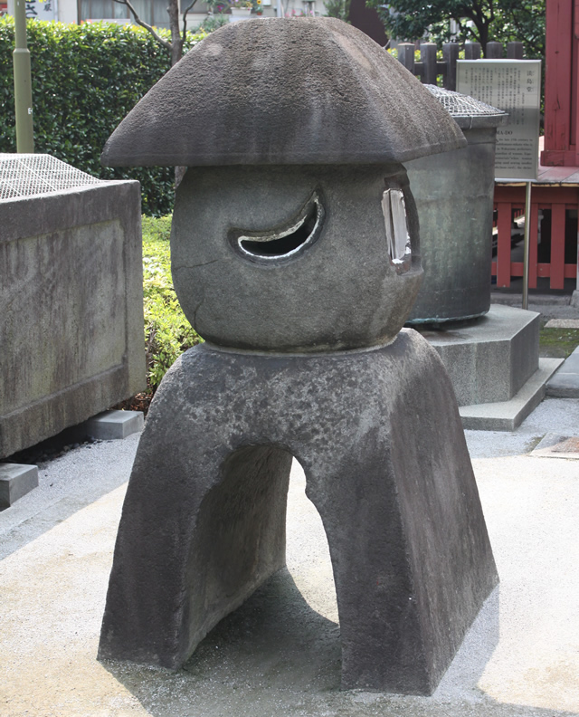 写真:堂前の石灯籠